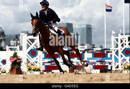 Der britische Pippa Funnel fährt Billy Shannon in der Jumping Qualifying Stage am dritten Tag des Greenwich Eventing International Events im Greenwich Park, London. Stockfoto