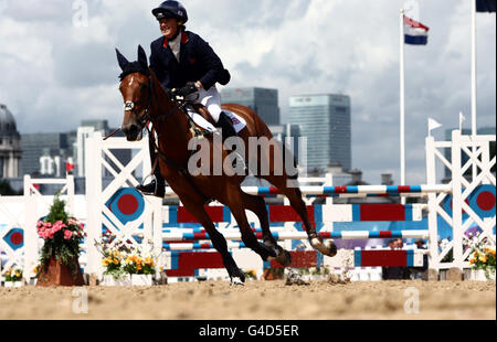 Der britische Pippa Funnel fährt Billy Shannon in der Jumping Qualifying Stage am dritten Tag des Greenwich Eventing International Events im Greenwich Park, London. Stockfoto