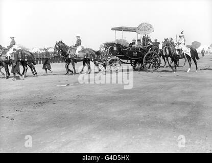 König George V und Königin Mary in einer Kutsche in Delhi für die Delhi Durbar Zeremonie. Stockfoto