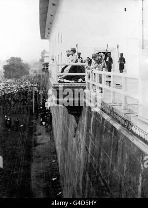 König George V und Königin Mary auf dem Balkon während der Delhi Durbar, um die Krönung des Königs zu markieren. Stockfoto