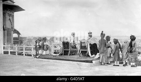 König George V und Königin Mary während der Delhi Durbar, um die Krönung des Königs zu markieren. Stockfoto