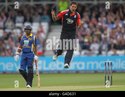 Englands Jade Dernbach feiert sein zweites Wicket des Sri Lanka-Schlägersmann Lasith Malinga beim vierten NatWest ODI-Spiel in Trent Bridge, Nottingham. Stockfoto