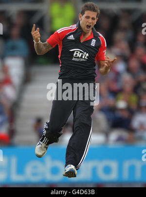 Englands Jade Dernbach feiert das Wicket des Sri Lanka-Schlägersmann Lasith Malinga beim vierten NatWest ODI-Spiel in Trent Bridge, Nottingham. Stockfoto