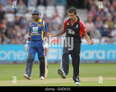 Englands Jade Dernbach feiert das Wicket des Sri Lanka-Schlägersmann Lasith Malinga beim vierten NatWest ODI-Spiel in Trent Bridge, Nottingham. Stockfoto