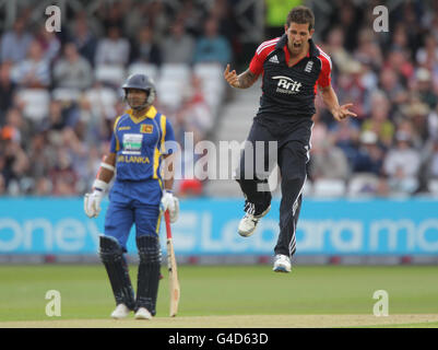 Englands Jade Dernbach feiert das Wicket des Sri Lanka-Schlägersmann Lasith Malinga beim vierten NatWest ODI-Spiel in Trent Bridge, Nottingham. Stockfoto