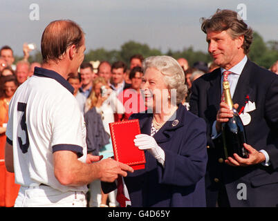 Die britische Königin Elizabeth II. Überreicht dem englischen Polo-Kapitän Howard Hipwood heute (Sonntag) eine Cartier-Momento des Coronation Cup-Turniers gegen Chile, das im Guards Poloce Club, Smith's Lawn Windsor Great Park, stattfand. Foto von Justin Williams/PA. Stockfoto