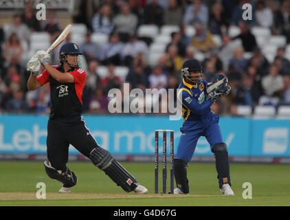 Englands Kapitän Alastair Cook erzielt beim vierten NatWest ODI-Spiel in Trent Bridge, Nottingham, Läufe, die von Sri Lanka-Wicketkeeper Kumar Sangakkara beobachtet wurden. Stockfoto