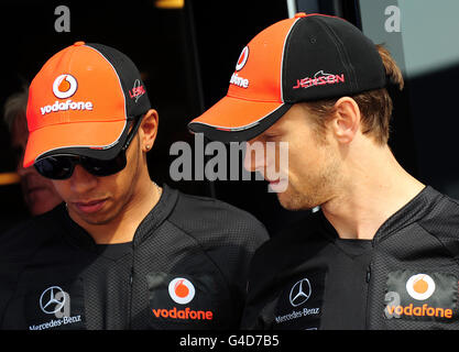 McLaren Mercedes Lewis Hamilton mit Jenson Button (rechts) im Fahrerlager vor dem Formel 1 Santander British Grand Prix auf dem Silverstone Circuit, Northampton. Stockfoto