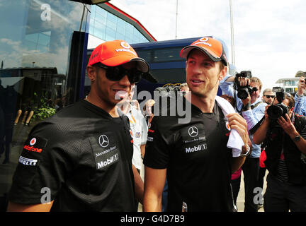 McLaren Mercedes Lewis Hamilton (links) mit Jenson Button im Fahrerlager vor dem Formel 1 Santander British Grand Prix auf dem Silverstone Circuit, Northampton. Stockfoto