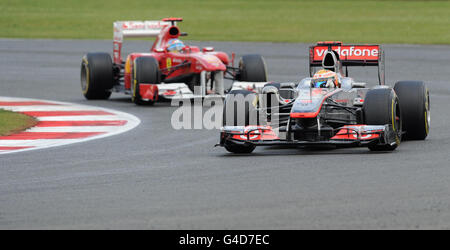 Lewis Hamilton von Großbritannien, McLaren Mercedes, wird von Ferrari Fernando Alonso von Spanien während des Formel 1 Santander British Grand Prix auf Silverstone Circuit, Northampton, gefolgt. Stockfoto