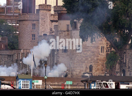 PA-NEWS 08.04.98 62 SALUTSCHÜSSE VON DEN KÖNIGEN TROOP ROYAL HORSE ARTILLERY TOWER OF LONDON, DIE KÖNIGINMUTTER 98. GEBURTSTAG. Stockfoto