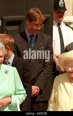 PA NEWS PHOTO 8/98 PRINZ WILLIAM VOR DEM CLARENCE HOUSE IN LONDON, WO MITGLIEDER DER KÖNIGLICHEN FAMILIE MIT DER KÖNIGIN MUTTER ZUSAMMENKAMEN, UM IHREN 98. GEBURTSTAG ZU FEIERN. Stockfoto