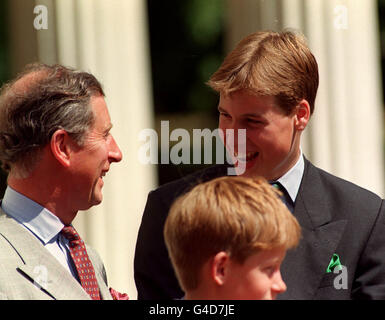 PA NEWS PHOTO 8/98 DER PRINZ VON WALES (LINKS) TEILT EINEN WITZ MIT PRINZ WILLIAM (RECHTS) UND SEINEM JÜNGEREN BRUDER HARRY VOR CLARENCE HOUSE, LONDON, WO MITGLIEDER DER KÖNIGLICHEN FAMILIE MIT DER KÖNIGIN MUTTER ZUSAMMENKAMEN, UM IHREN 98. GEBURTSTAG ZU FEIERN. Stockfoto