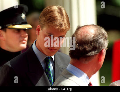 PA NEWS PHOTO 4 PRINZ WILLIAM UND SEIN VATER, DER PRINZ VON WALES VOR DEM CLARENCE-HAUS IN LONDON, WO MITGLIEDER DER KÖNIGLICHEN FAMILIE MIT DER KÖNIGIN MUTTER ZUSAMMENKAMEN, UM IHREN 8/98. GEBURTSTAG ZU FEIERN. Stockfoto