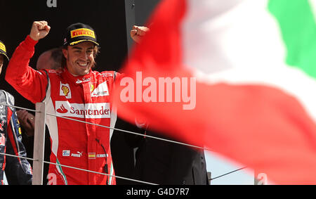 Ferrari Fernando Alonso feiert seinen Sieg beim Formel 1 Santander British Grand Prix auf Silverstone Circuit, Northampton. Stockfoto