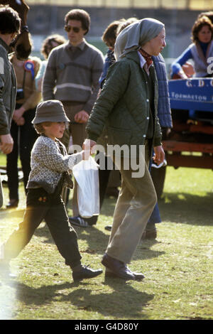 Prinzessin Anne und ihr Sohn Peter Phillips bei den Badminton Horse Trials, wo ihr Mann, Captain Mark Phillips, am Start war. Stockfoto