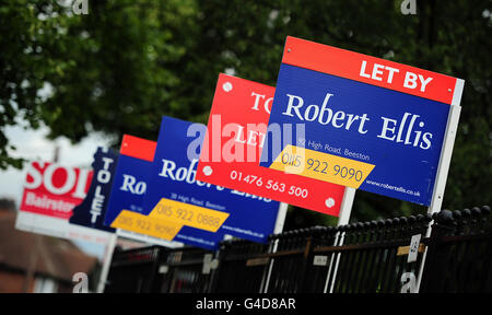 Allgemeine Ansicht von A To Let, Let By, for Sale und Sold Zeichen vor einem Block von Wohnungen in Nottingham Stockfoto