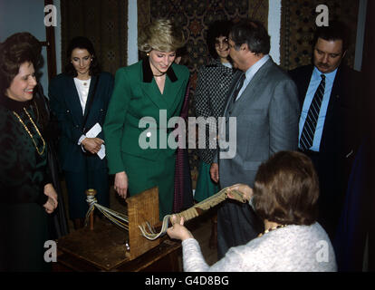 Diana, Prinzessin von Wales, besucht während ihres Besuchs in Portugal einen Handweberei-Laden in Lissabon Stockfoto