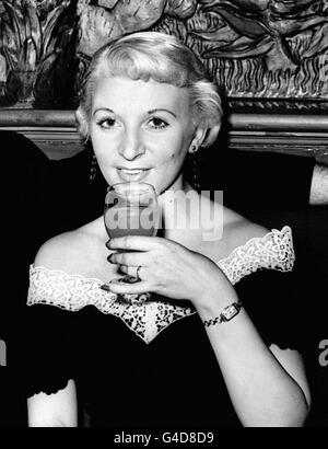 Ruth Ellis, die am 13. Juli 1955 im Holloway Gefängnis gehängt wurde, weil sie ihren Geliebten, den Rennfahrer David Blakely, getötet hatte. Sie war die letzte Frau, die in Großbritannien gehängt wurde. Stockfoto