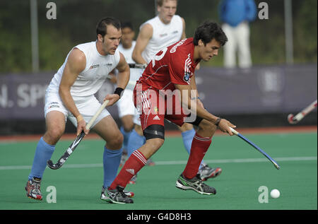 Der Neuseeländer Blair Hopping (links) stellt sich während des London-Cup-Spiels auf dem Quintin Hogg Memorial Sports Ground, Chiswick, London, gegen den belgischen Simon Gougnard. Stockfoto