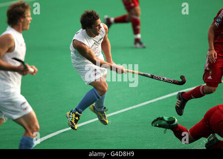 Der Neuseeländer Nick Wilson punktet seine Spielpartner beim London Cup 2011, der auf dem University of Westminster Quintin Hogg Memorial Sports Ground in London ausgetragen wird, mit einem Siegtreffer gegen Belgien Stockfoto