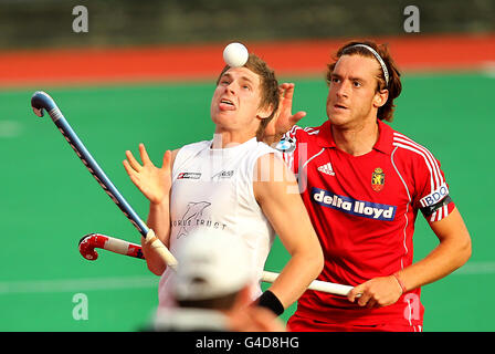 Der Neuseeländer Stephen Jenness im Einsatz gegen den belgischen John Verdussen während ihres Spiels beim London Cup 2011, das auf dem University of Westminster Quintin Hogg Memorial Sports Ground in London stattfand Stockfoto