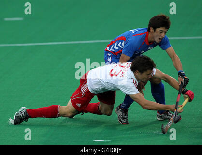 Der englische Iain Mackay und der koreanische man Jae Jung in Aktion während ihres Spiels beim London Cup 2011, das auf dem University of Westminster Quintin Hogg Memorial Sports Ground in London stattfand Stockfoto