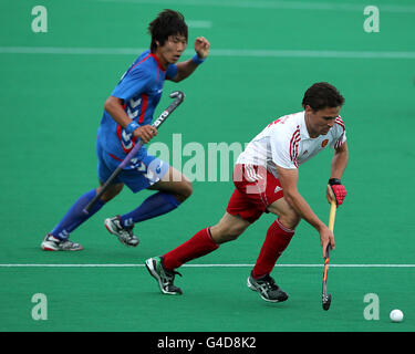 Die Engländerin Iain Mackay im Einsatz gegen die Koreanerin Hyun Woo Nam während ihres Spiels beim London Cup 2011, das auf dem University of Westminster Quintin Hogg Memorial Sports Ground in London stattfand Stockfoto