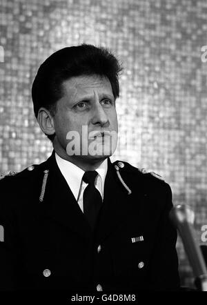 PA NEWS PHOTO 7/2/87 RICHARD WELLS, STELLVERTRETENDER STELLVERTRETENDER STELLVERTRETENDER KOMMISSAR DER METROPOLITAN POLICE, NORDWEST-GEBIET, BEI EINER PRESSEKONFERENZ AUF DER POLIZEIWACHE HOLBORN, LONDON, NACHDEM GESTERN ABEND S VOR DEM SIR JOHN SOANE'S MUSEUM MIT POLIZEI UND EINER BEWAFFNETEN BANDE GESCHOSSEN WURDE Stockfoto