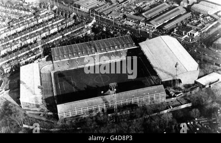 Das Hillsborough-Fußballstadion, in dem viele Menschen durch Überfüllung zerschmettert wurden, wurde während eines Halbfinalspiels des FA Cup zwischen Liverpool und Nottingham Forest ausgetragen. Am 15/04/99 wird Liverpool den 10. Jahrestag der Tragödie begehen (13/4/99). * bei der Katastrophe in Hillsborough starben 96 Menschen und 170 wurden verletzt. Die Toten werden zum 10. Jahrestag mit einem traditionellen Gedenkgottesdienst im Fußballstadion Anfield in Liverpool geehrt. Hillsborough Stockfoto