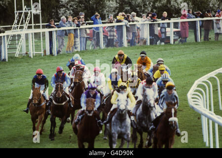 Pferderennen - Farriers Einladung Private Gewinnspiel - Epsom Rennbahn. Prinzessin Anne auf „Against the Grain“, zweite von links, als sie ihr Debüt als flache Renn-Jockey gab. Sie wurde Vierter. Stockfoto