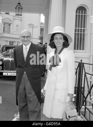 Der portugiesische Premierminister Marcello Caetano und seine Tochter Ana Maria verlassen die portugiesische Botschaft am Belgrave Square in London Stockfoto