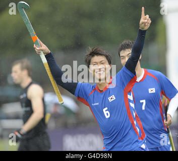 Nam Yong Lee, der Südkoreaner, feiert sein Tor während ihres London-Cup-Spiels im Quintin Hogg Recreation Ground, London. Stockfoto