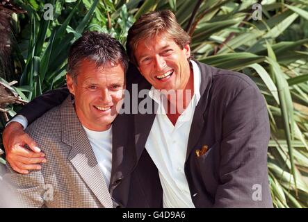 PA-NEWS 19.08.98 SIMON WILLIAMS (LINKS), DER IN DER NEUEN BBC-SERIE "DANGERFIELD" EIN GAST STAR SEIN WERDEN, UND NIGEL HAVERS, WHO STARS AS WARWICKSHIRE NEUE POLIZEI CHIRURG DR. JONATHAN PAIGE, BEI EINEM FOTOTERMIN IN LONDON. Stockfoto