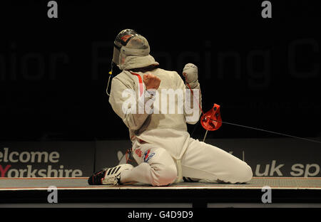 Der russische Präsident Alexey Yakimenko feiert den Sieg im Finale des Men's Sabre-Events am vierten Tag der Europameisterschaften und der Europäischen Rollstuhlmeisterschaften im Englischen Institut für Sport in Sheffield. Stockfoto