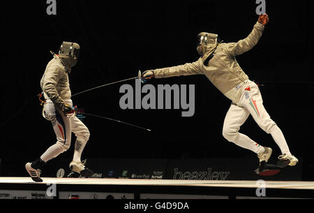 Der französische Bolade Apithy (links) und der ungarische Aron Szilagyi während des Halbfinales des Men's Saber-Events am vierten Tag der Europameisterschaften und der Europäischen Rollstuhlmeisterschaften am Englischen Institut für Sport, Sheffield. Stockfoto