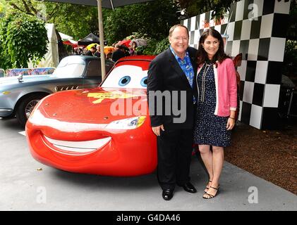 John Lasseter und Denise ream kommen zur Cars 2 UK Film Premiere Party, in Whitehall Gardens, gefolgt von der Filmpremiere im Empire, Leicester Square im Zentrum von London. Stockfoto