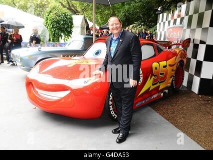 John Lasseter kommt zur Cars 2 UK Film Premiere Party in Whitehall Gardens, gefolgt von der Filmpremiere im Empire, Leicester Square im Zentrum von London. Stockfoto