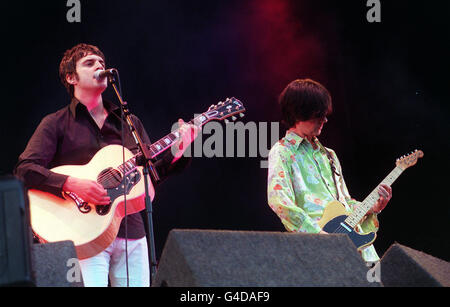 PA NEWS FOTO 22 8/98 CHRIS HELME (LINKS) UND JOHN SQUIRE VON DER BAND 'THE SEEPHORSES' AUF DER BÜHNE BEIM V98 VIRGIN ROCK FESTIVAL IM CHEMSFORD. Stockfoto