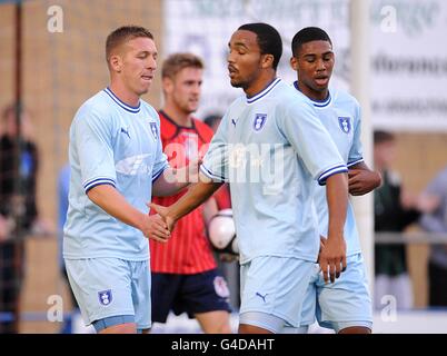 Fußball - vor der Saison freundlich - Hinckley United / Coventry City - Greene King Stadium. Freddie Eastwood von Coventry City (links) feiert das zweite Tor seiner Spieleseite Stockfoto