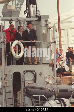 PA NEWS PHOTO 31/8/98 DIE PRINZESSIN ROYAL UND IHR EHEMANN COMMANDER TIM LAURENCE FAHREN WÄHREND IHRES BESUCHS BEIM INTERNATIONALEN FESTIVAL OF THE SEA DURCH DEN HAFEN VON PORTSMOUTH AN BORD DER HMS DASHER. Stockfoto