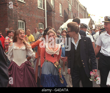 PA NEWS PHOTO 31/8/98 DIE PRINZESSIN ROYAL BEGLEITET VON IHREM MANN KOMMANDANT TIM LAURENCE TOUR EINEN MITTELALTERLICHEN MARKT, WÄHREND IHRES BESUCHS AUF DEM INTERNATIONALEN FESTIVAL OF THE SEA IN PORTSMOUTH. Stockfoto