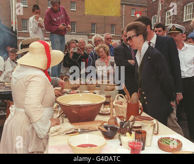 PA NEWS PHOTO 31/8/98 DIE PRINZESSIN ROYAL BEGLEITET VON IHREM MANN KOMMANDANT TIM LAURENCE TOUR EINEN MITTELALTERLICHEN MARKT, WÄHREND IHRES BESUCHS AUF DEM INTERNATIONALEN FESTIVAL OF THE SEA IN PORTSMOUTH. Stockfoto