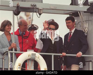 PA NEWS PHOTO 31/8/98 DIE PRINZESSIN ROYAL UND IHR EHEMANN COMMANDER TIM LAURENCE FAHREN WÄHREND IHRES BESUCHS BEIM INTERNATIONALEN FESTIVAL OF THE SEA DURCH DEN HAFEN VON PORTSMOUTH AN BORD DER HMS DASHER. Stockfoto