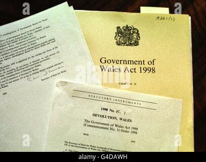 Die Unterzeichnung des Staatssekretärs für Wales, Ron Davies auf den ersten Befehl des Government of Wales Act 1998. Siehe PA Geschichte POLITIK Versammlung. Foto Barry Batchelor/PA Stockfoto