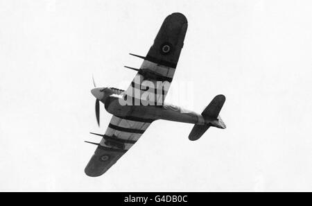 Ein Mk1b Hawker Typhoon, ein britischer einsitziger Jagdbomber, hergestellt von Hawker Aircraft. Obwohl der Hawker-Vorfall als mittelgroßer hochrangiger Abfangjäger ersetzt werden sollte, war er in dieser Rolle nicht vollständig erfolgreich. Aber es wurde schnell zum hervorragenden Bodenangriff und Stützflugzeug des Krieges. Stockfoto