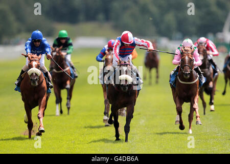 Pferderennen - 52. John Smith's Cup Meeting 2011 - tiregiant.com Summer Stakes - York Racecourse. Jockey Sean Levey am Rock Supreme (Mitte) führt Ahmed Ajtebi am Surfer (links) während des Cakemark E.b.f. Jungferneinsätze Stockfoto