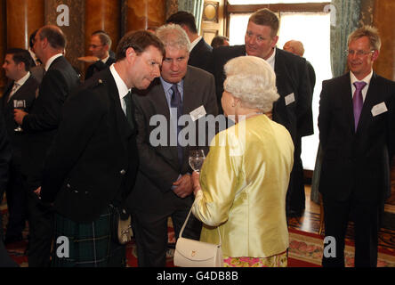 Die britische Königin Elizabeth II trifft Eric Hawthorn (links) und Paul Trigg von Radio Design Ltd bei einem Empfang für die Gewinner des Queen's Award for Enterprise im Buckingham Palace in London. Stockfoto