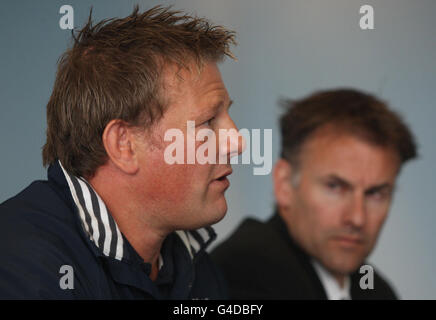 Der Cheftrainer von Schottland 7, Graham Shiel, spricht, während Head of Performance, Graham Lowe, während der Ankündigung des Kaders in Murrayfield, Edinburgh, zuschaut. Stockfoto