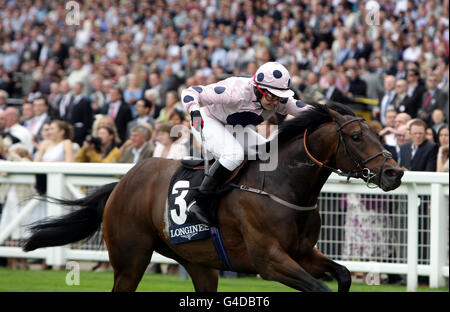 Pferderennen - Betfair Wochenende - Tag Zwei - Ascot Racecourse. Kapitän Ramius unter Hayley Moore gewinnt das Longines Handicap (Ladies Race) während des Betfair Weekends auf der Ascot Racecourse, Ascot. Stockfoto